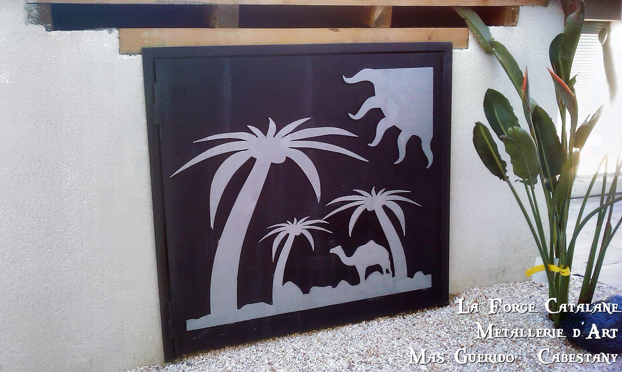 Porte cabanon avec decoupe laser palmiers forge catalane.jpg